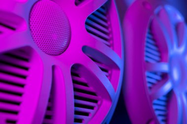 Araba teybi ve araba hoparlörlerinin renkli ışıkları. Mavi ve pembe tonlarda araba müziği hoparlörü. Modern araba ses sistemi kapat