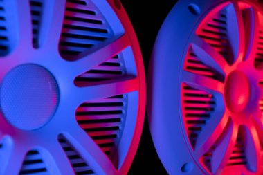 Araba teybi ve araba hoparlörlerinin renkli ışıkları. Mavi ve pembe tonlarda araba müziği hoparlörü. Modern araba ses sistemi kapat