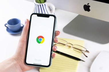 Helsinki, Finlandiya, 30 Ocak 2020: Apple iphone X ekranında Google Chrome uygulama simgesi. Google Chrome uygulama simgesi. Google Krom uygulaması. Sosyal medya ağı
