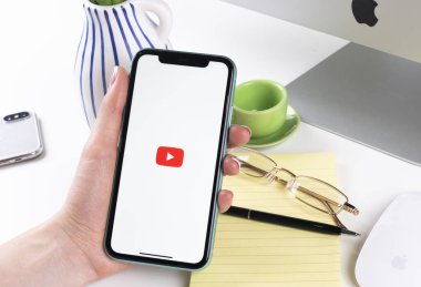 Helsinki, Finlandiya, 30 Ocak 2020: Apple iphone X akıllı telefon ekranında Youtube uygulama simgesi. Youtube uygulama simgesi. Sosyal medya ikonu. Sosyal ağ