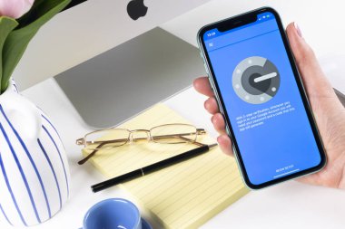 Helsinki, Finlandiya, 30 Ocak 2020: Apple iphone X akıllı telefon ekranında Google kimlik doğrulama uygulama simgesi. Google Kimlik Doğrulama uygulaması simgesi. Sosyal ağ. Sosyal ortam simgesi