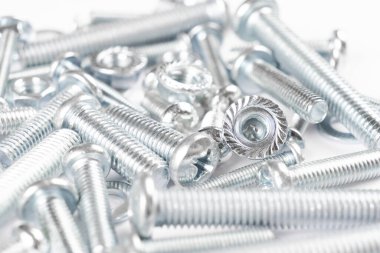 Bir satır arka planda metal cıvata ve somunlar. Krom vida cıvata ve somun izole. Çelik cıvata ve somun deseni. Somun ve cıvata seti. İş için araçlar.