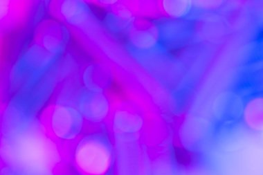 Çok renkli noktalı Bokeh. Şenlikli mavi ışıklar arka planda. Odaklanamayan sahte ışıklar. Bulanık bokeh. Hafif vintage arka plan. Soyut renkli çözünmüş pembe nokta. Yumuşak odak