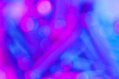 Çok renkli noktalı Bokeh. Şenlikli mavi ışıklar arka planda. Odaklanamayan sahte ışıklar. Bulanık bokeh. Hafif vintage arka plan. Soyut renkli çözünmüş pembe nokta. Yumuşak odak