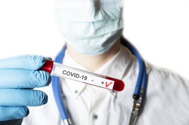 Pozitif koronavirüs kan testi konsepti. Doktor elinde Coronavirus testi için test tüpündeki kan örneğini analiz ediyorum. 2019 nCoV ya da COVID-19 testi için kan dolu tüp. Coronavirus kan analizi konsepti.