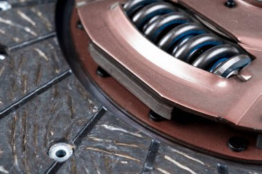 Araba tamir kiti manuel vites kutusu arka planı. Araba ve kamyon debriyaj diski. Spor debriyajı. Bileşik debriyaj diski. Debriyaj takımı. Araç bakım yedek parçaları.