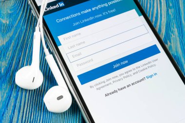 Helsinki, Finlandiya, 4 Mayıs 2019: Apple iphone X ekranında Linkedin ana sayfası yakın çekim. Linkedin uygulama simgesi. linkedin.com. Sosyal medya uygulaması.