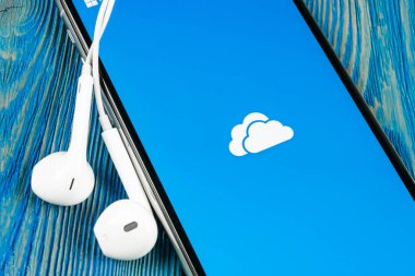 Helsinki, Finlandiya, 4 Mayıs 2019: Apple iPhone X ekranında Microsoft OneDrive uygulama simgesi. Microsoft bir sürücü uygulama simgesi. Microsoft ofis OneDrive uygulaması. Sosyal medya ağı