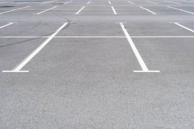 Alışveriş merkezinin yanındaki boş araba parkı. Modern otopark. Otoparkta. Alışveriş merkezindeki boş park yerleri. Halka açık otopark. Açık hava otoparkı.