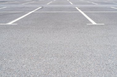 Alışveriş merkezinin yanındaki boş araba parkı. Modern otopark. Otoparkta. Alışveriş merkezindeki boş park yerleri. Halka açık otopark. Açık hava otoparkı.