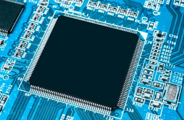 Bir devre panosunun makro görüntüsü, rezistanslı mikroçipler ve elektronik bileşenler. Bilgisayar donanım teknolojisi. Entegre iletişim işlemcisi. Bilgi mühendisliği. Yarı iletken. PCB. Yakın çekim.