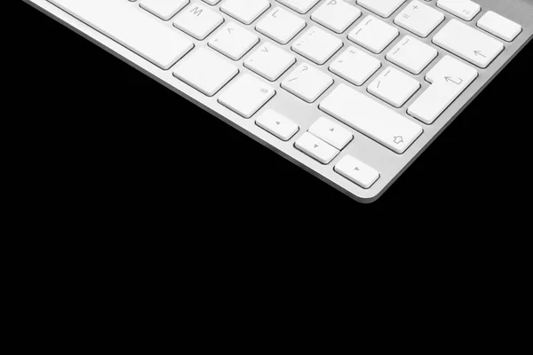 Siyah Arkaplanda Izole Edilmiş Modern Bir Bilgisayar Klavyesine Yakın Çekim — Stok fotoğraf