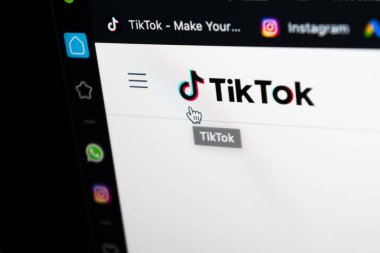 Sankt-Petersburg, Rusya, 11 Mayıs 2020: Apple iMac ekranında Tik Tok uygulama simgesi. Tik Tok simgesi. Tik tok uygulaması. Tiktok Sosyal medya ağı. Sosyal ortam simgesi