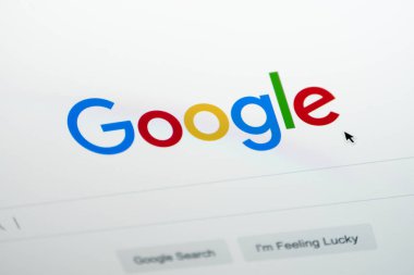 Sankt-Petersburg, Rusya, 11 Mayıs 2020: Apple iMac monitöründeki Google arama uygulama simgesi yakın çekim. Google uygulama simgesi. Sosyal ağ. Sosyal ortam simgesi