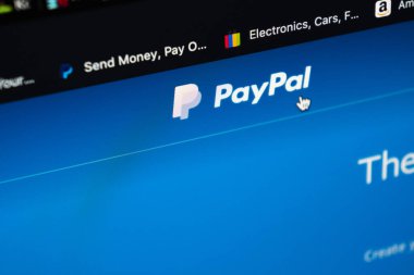 Sankt-Petersburg, Rusya, 11 Mayıs 2020: Apple iMac ekranında PayPal uygulama simgesi. PayPal uygulama simgesi. PayPal bir çevrimiçi elektronik finans ödeme sistemidir..