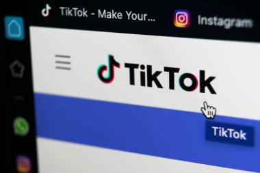 Sankt-Petersburg, Rusya, 11 Mayıs 2020: Tik Tok anasayfası Apple iMac monitörünün yakın çekim görüntüsü. Tik Tok simgesi. Tik tok uygulaması. Tiktok Sosyal medya ağı. Sosyal ortam simgesi