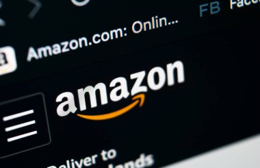 Sankt-Petersburg, Rusya, 11 Mayıs 2020: Apple iMac ekranında Amazon alışveriş anasayfası. Amazon alışveriş uygulaması simgesi. Amazon mobil uygulaması. Sosyal medya ağı