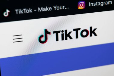 Sankt-Petersburg, Rusya, 11 Mayıs 2020: Tik Tok anasayfası Apple iMac monitörünün yakın çekim görüntüsü. Tik Tok simgesi. Tik tok uygulaması. Tiktok Sosyal medya ağı. Sosyal ortam simgesi