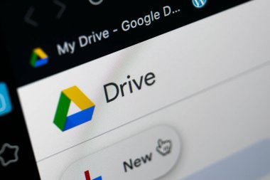 Sankt-Petersburg, Rusya, 11 Mayıs 2020: Apple iMac ekranında Google Drive ana sayfa uygulama simgesi. Google sürücü simgesi. Google Drive uygulaması. Sosyal medya ağı