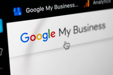 Sankt-Petersburg, Rusya, 11 Mayıs 2020: Apple iMac ekranında Google My Business ana sayfası. Google My Business simgesi. İş başvurumu Google 'da ara. Sosyal medya ağı