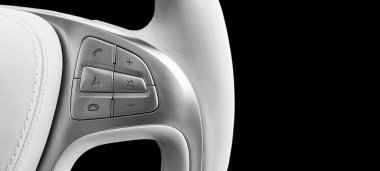 Eller serbest ve medya kontrol düğmeleri beyaz deri direksiyonda, modern araba iç düğmeleri direksiyonda. Siyah ve beyaz