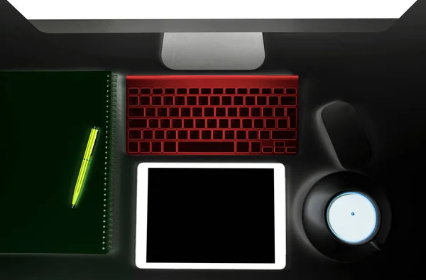 추상적 태블릿 컴퓨터와 스마트폰이 오피스 테이블입니다 컴퓨터 키보드와 마우스 — 스톡 사진