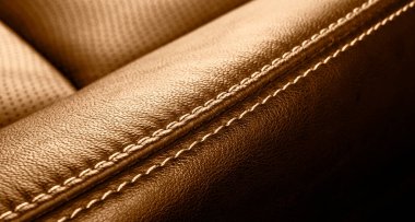 Lüks modern arabanın içi kahverengi deri. Siyah arka planda dikişli delinmiş kahverengi deri koltuklar. Modern araba iç dekorasyonu. Araba tamiri. Araba içeride.