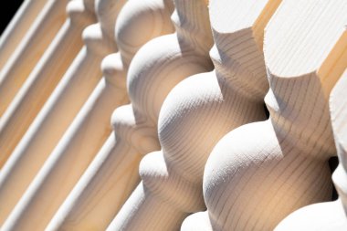 Ahşap. Ahşap iç merdiven elementi. Tahta balyayı yakın plan görüntüsü. Merdivenler için el yapımı balya. Ahşap işi. Ev içi ayrıntılar