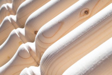 Ahşap. Ahşap iç merdiven elementi. Tahta balyayı yakın plan görüntüsü. Merdivenler için el yapımı balya. Ahşap işi. Ev içi ayrıntılar