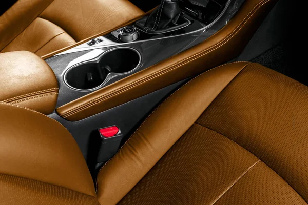 Der Innenraum Des Modernen Luxusautos Ist Mit Braunem Leder Bezogen — Stockfoto