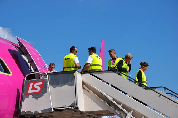 Tripulação de cabina saindo de um avião — Fotografia de Stock