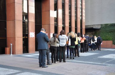 Sabah sıra ofis binası girmek için
