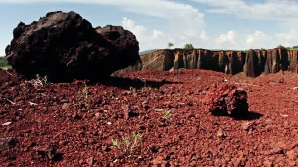 Gran roca volcánica en el borde del cráter - Dolly Shot — Vídeos de Stock