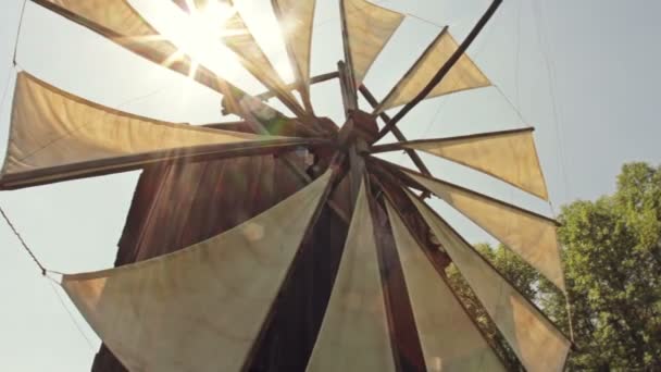 Vecchio mulino a vento con vele di stoffa - Dolly shot — Video Stock
