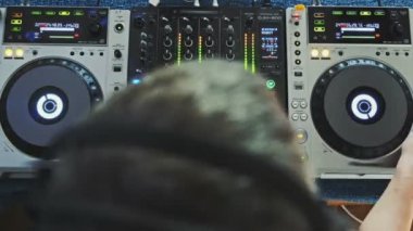 Karıştırma konsol zaman atlamalı. Karıştırma müzik bir yeraltı partide Dj eller