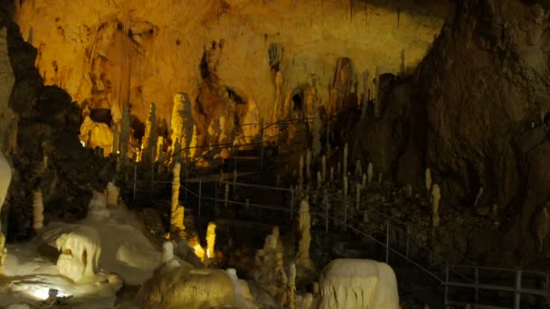 Prachtige stalactieten - stalactieten en stalagmieten vorming in de grot — Stockvideo