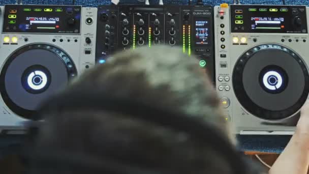 Consola de mezcla time lapse. Manos DJ mezclando música en una fiesta underground — Vídeos de Stock