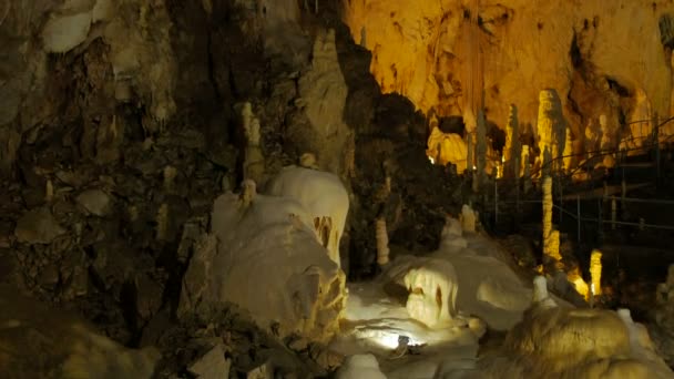 Formación de estalactitas y estalagmitas en la cueva — Vídeos de Stock