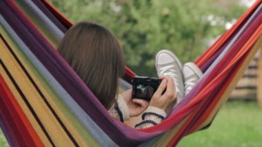 Kız fotoğraf çekmek hamak