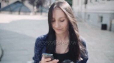 Genç kadınlar ile yürüyüş ve kahve içme smartphone. Atış kapatın 