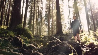 Adam dik arazi dağ yavaş iner. Dağ manzarası 