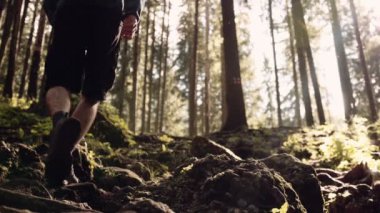 Adam ağır çekimde sarp arazi hiking. Dağ manzarası, yakından atış