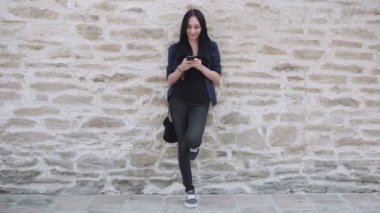 Smartphone manifatura mesaj ve gülümseyen kadın ile