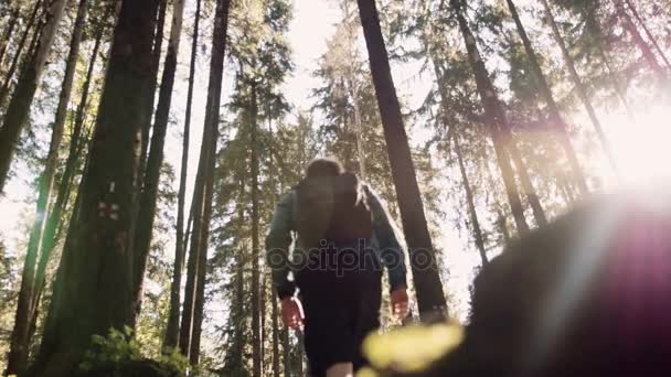 Hombre de senderismo terreno empinado en cámara lenta. Paisaje de montaña, plano de ángulo bajo — Vídeos de Stock