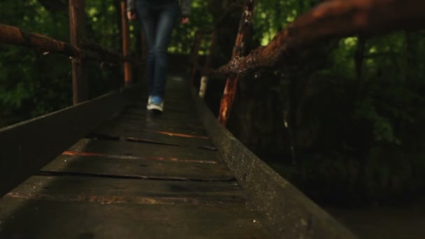 Tyttö jalat kävely sillalla, lähikuva laukaus — kuvapankkivideo
