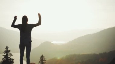 Spor, fitness, egzersiz ve yaşam kavramı - kadın açık havada spor yapmak
