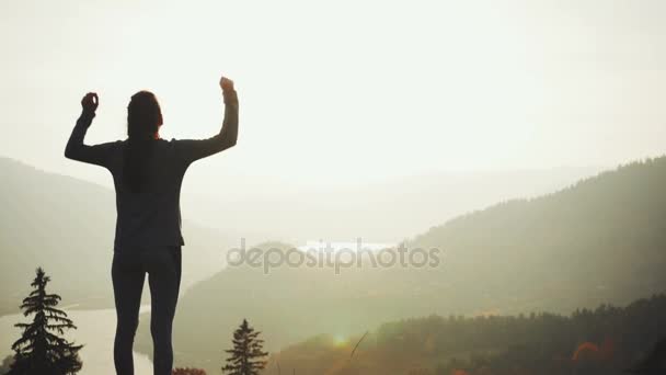 Concepto de deporte, fitness, ejercicio y estilo de vida: mujer haciendo deporte al aire libre — Vídeo de stock