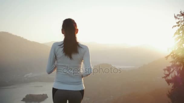 Žena fitness běžec na horní šťastný a slaví úspěch. Běžkyně v hezkém jásot v Vítězné gesto. — Stock video