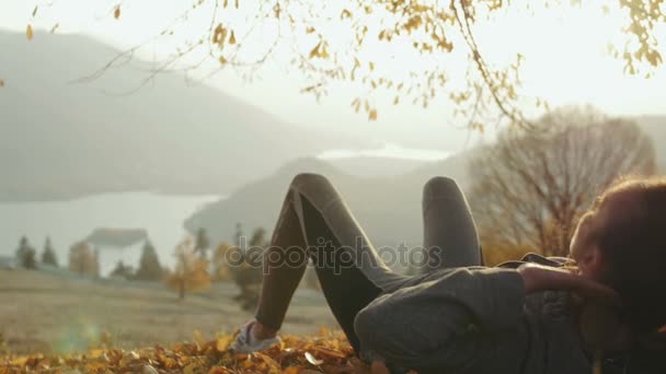 Sportliche Frau, die draußen Bauchmuskeln trainiert. schöner Herbstsonnenuntergang — Stockvideo