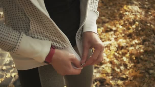 Läufer bereiten sich auf den Lauf vor. Frauenfitness, gesundes Lebensstil-Konzept — Stockvideo